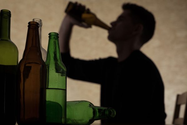 beber-muito-alcool-causa-arritmia-mesmo-horas-apos-consumo,-diz-estudo