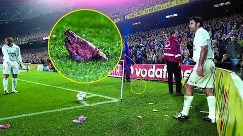cabeca-de-porco-e-penis-de-borracha:-relembre-objetos-atirados-em-campo
