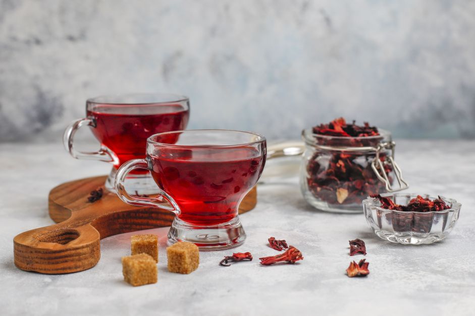cha-de-hibisco:-para-que-serve,-beneficios-e-como-fazer