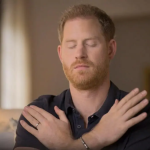 abraco-da-borboleta:-como-fazer-a-tecnica-que-pode-te-acalmar-em-5-minutos