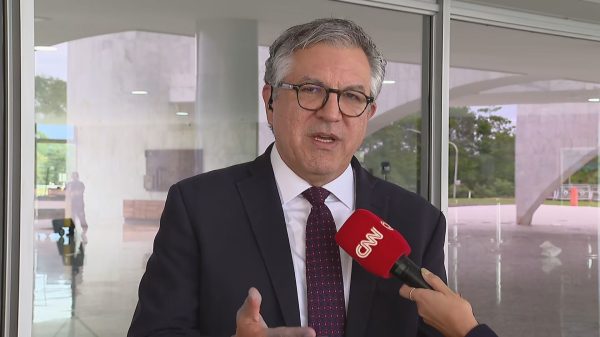 volta-de-grades-a-praca-dos-tres-poderes-e-decisao-para-agentes-de-seguranca,-diz-padilha-a-cnn