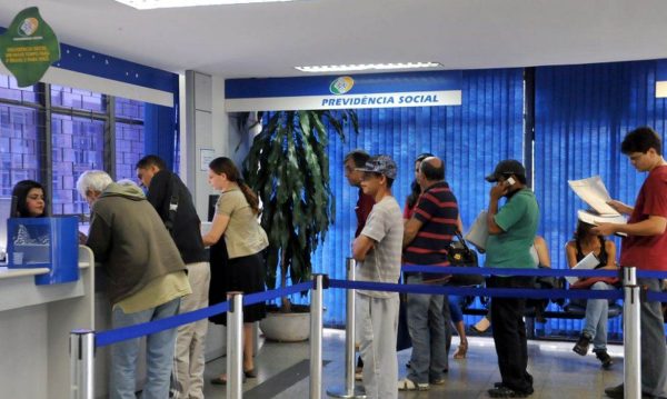 8-em-cada-10-brasileiros-sao-a-favor-da-demissao-de-servidores-por-ma-performance,-diz-datafolha