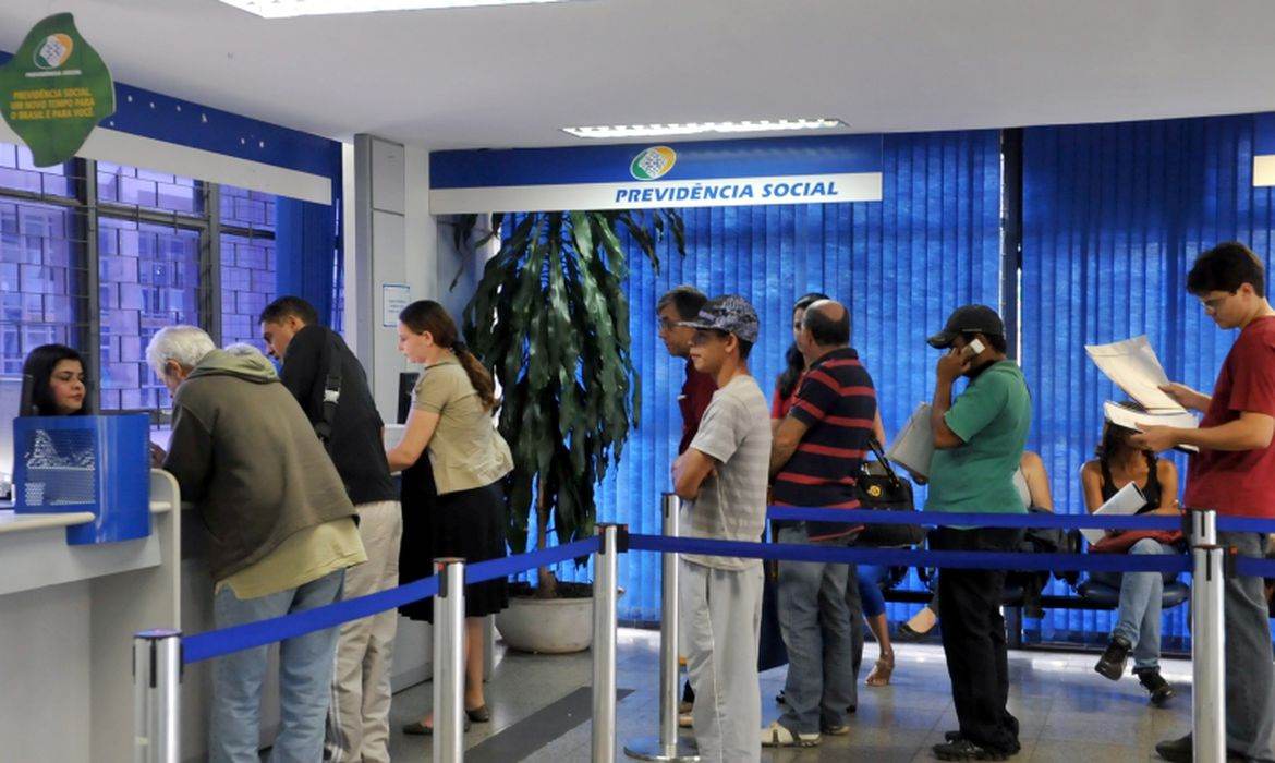 8-em-cada-10-brasileiros-sao-a-favor-da-demissao-de-servidores-por-ma-performance,-diz-datafolha