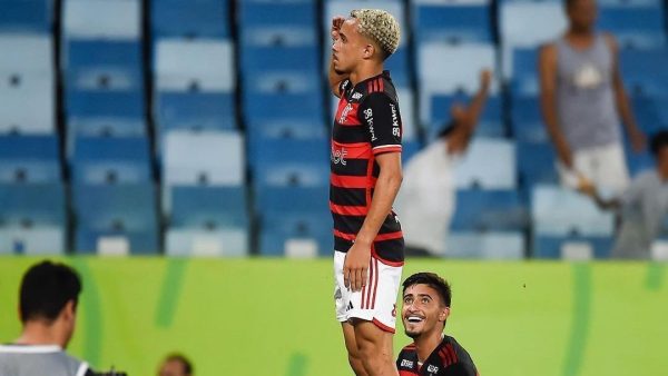 com-destaque-da-base,-flamengo-vira-contra-o-cuiaba-no-apagar-das-luzes