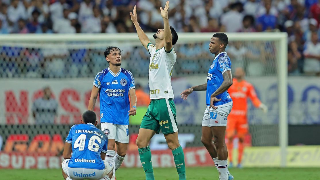 brasileirao:-palmeiras-vira-sobre-bahia-no-fim-e-segue-na-briga-pelo-titulo