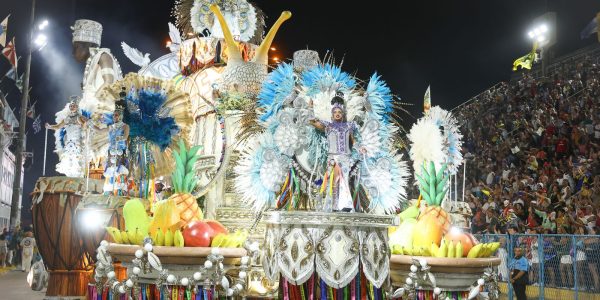 tema-afro-domina-a-segunda-noite-de-desfiles-no-sambodromo-do-rio