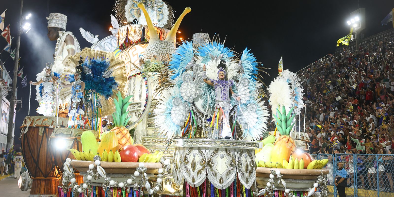 tema-afro-domina-a-segunda-noite-de-desfiles-no-sambodromo-do-rio