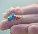 microplasticos-fortalecem-bacterias-resistentes-a-antibioticos,-diz-estudo