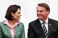 apos-11-horas,-cirurgia-de-bolsonaro-e-concluida-com-sucesso,-diz-michelle