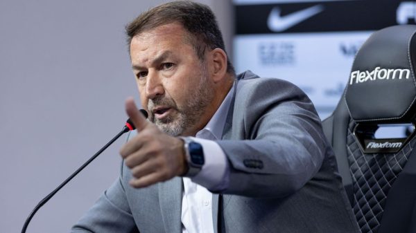 diretor-do-corinthians-defende-augusto-melo:-“numeros-sao-bons”