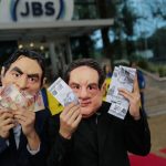 ativistas-do-greenpeace-sao-detidos-apos-protesto-na-sede-da-jbs