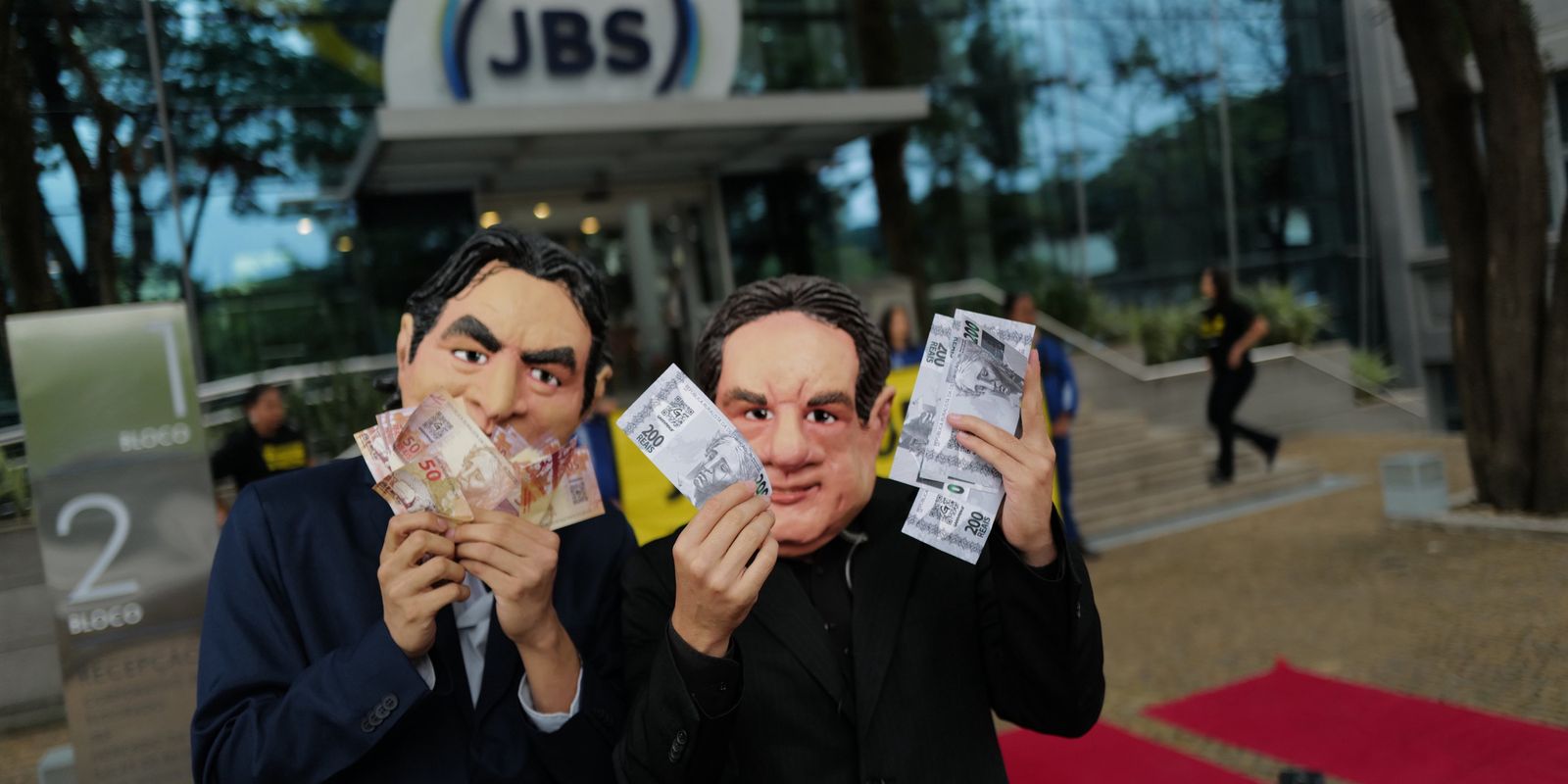 ativistas-do-greenpeace-sao-detidos-apos-protesto-na-sede-da-jbs