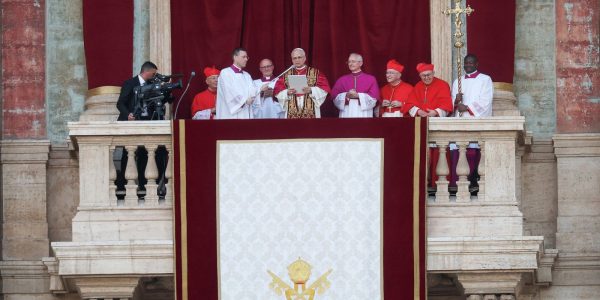 papa-leao-xiv-pede-paz-e-lembra-francisco:-“ajudem-a-construir-pontes”