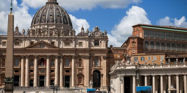 vaticano-registra-fumaca-branca;-novo-papa-e-eleito