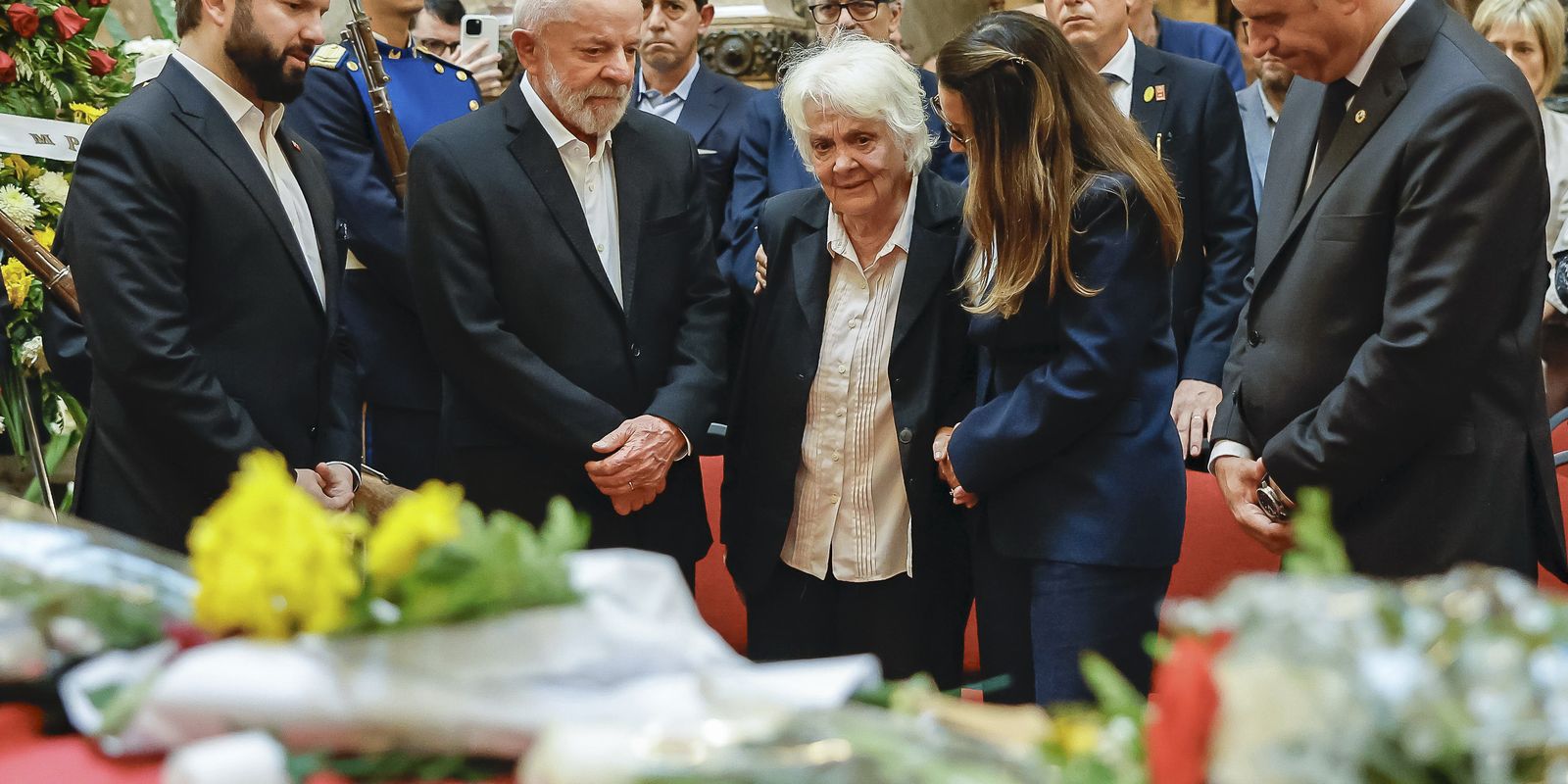 milhares-de-uruguaios-se-despedem-de-pepe-mujica-em-funeral