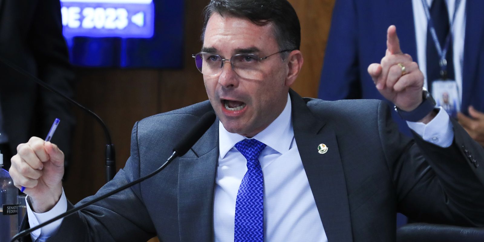 em-dia-de-operacao-contra-jair-bolsonaro,-flavio-desembarca-na-europa