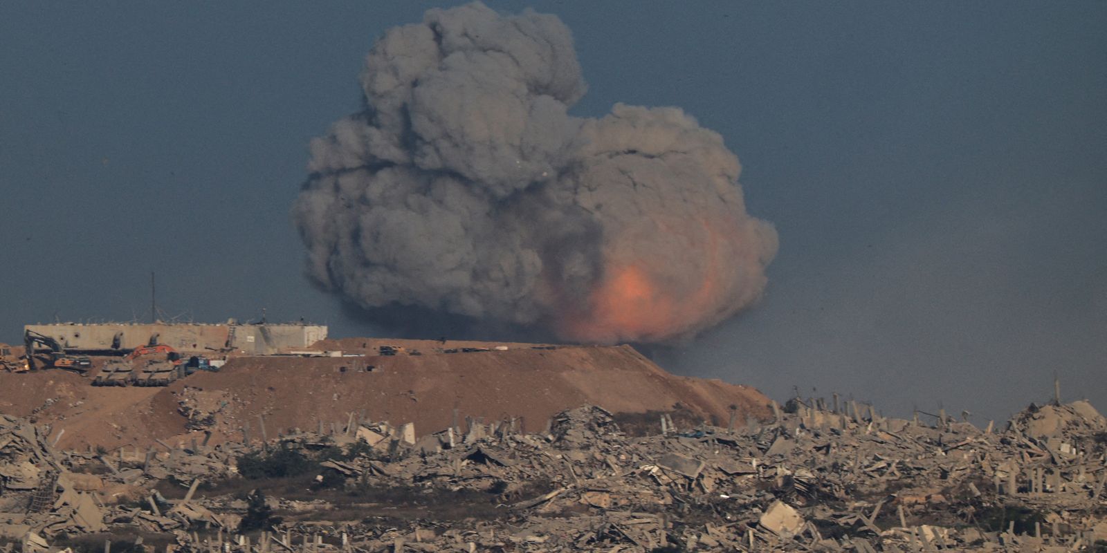 forcas-israelenses-bombardeiam-suburbios-da-cidade-de-gaza