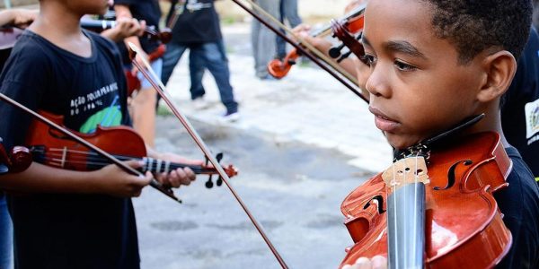 projeto-leva-aulas-de-musica-para-criancas-em-areas-vulneraveis-do-rio