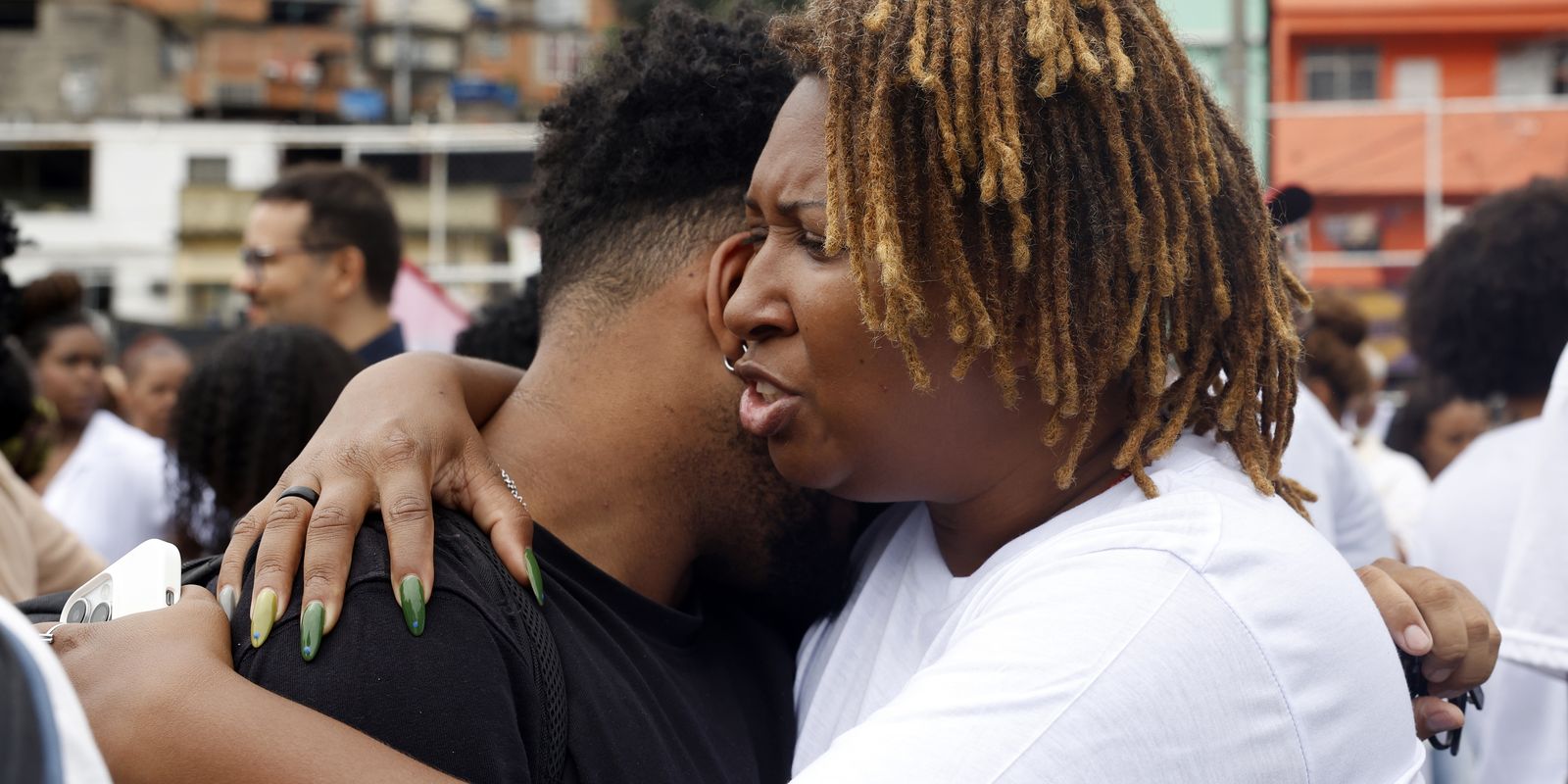 sob-faccoes-e-operacoes,-populacao-de-favelas-vive-traumas-e-adoece