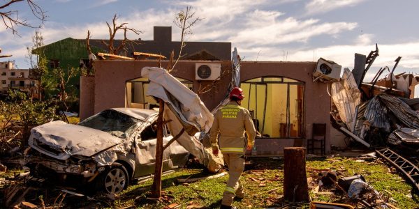 cidade-devastada-por-tornado-tem-2-mil-sem-luz;-32-seguem-internados