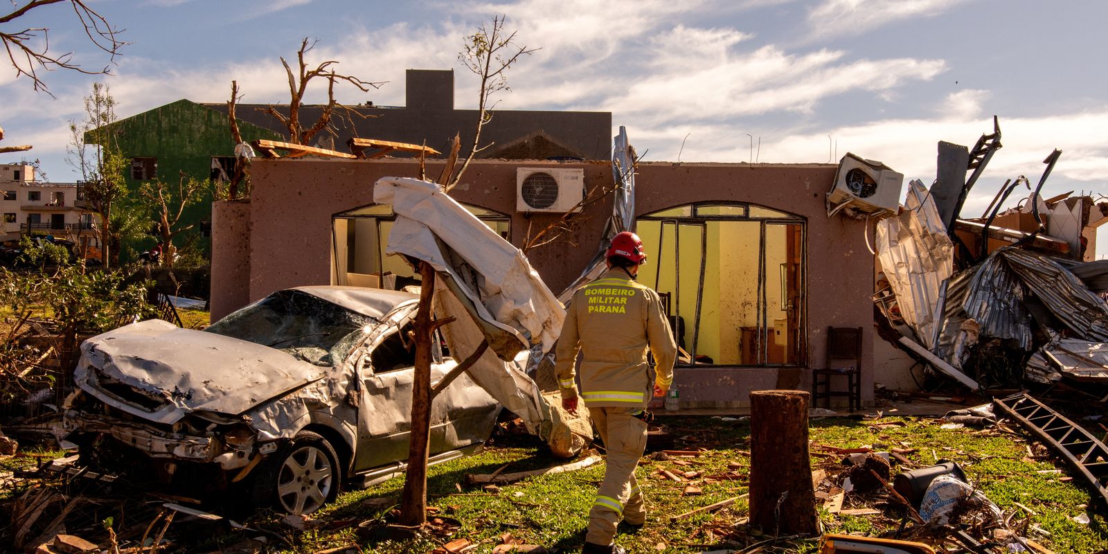 cidade-devastada-por-tornado-tem-2-mil-sem-luz;-32-seguem-internados