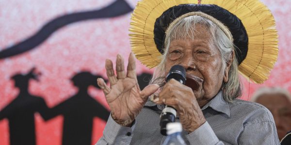 ao-encerrar-cupula-dos-povos,-cacique-raoni-pede-que-luta-continue