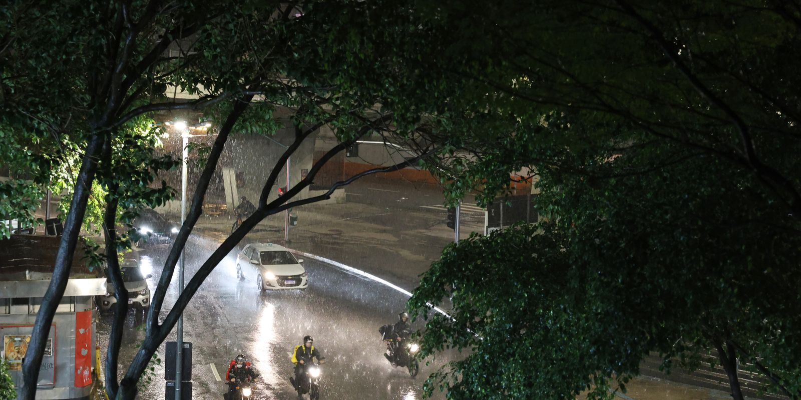 apos-temporal,-muro-desaba-em-franca-(sp)-e-mata-uma-pessoa