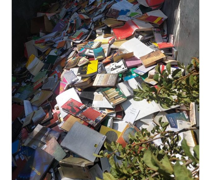 prefeitura-de-osasco-joga-no-lixo-livros-de-biblioteca-municipal
