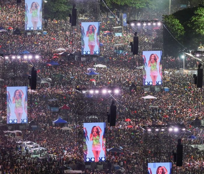 mais-de-2-milhoes-de-pessoas-assistem-ao-show-de-shakira-em-copacabana