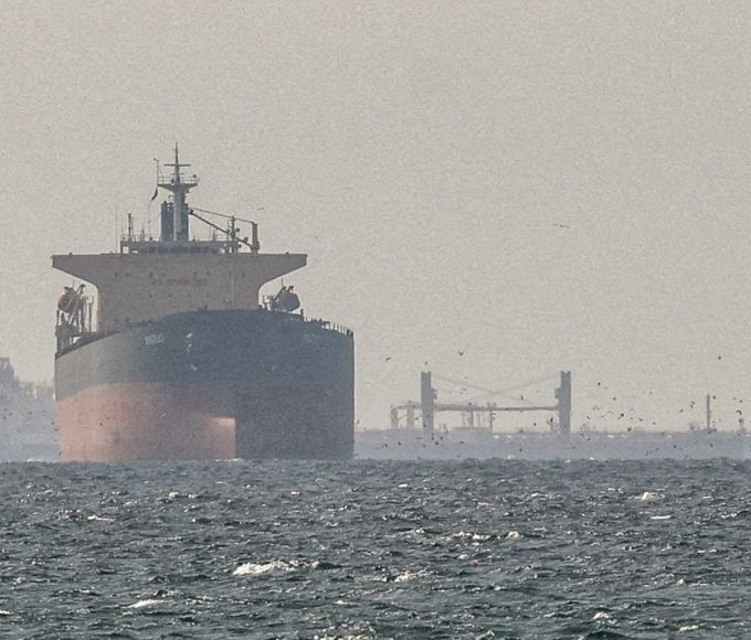 ira-nega-passagem-de-navios-dos-eua-por-ormuz-e-petroleo-dispara