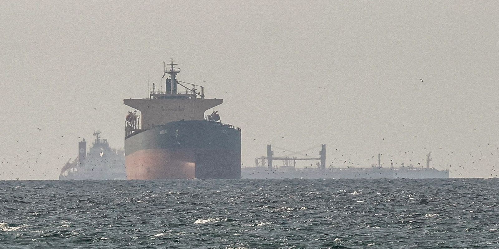 ira-nega-passagem-de-navios-dos-eua-por-ormuz-e-petroleo-dispara