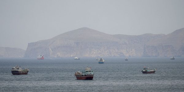misseis-atingem-navio-de-guerra-dos-eua-que-tentava-entrar-em-ormuz