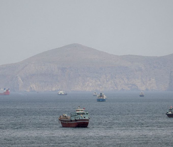 misseis-atingem-navio-de-guerra-dos-eua-que-tentava-entrar-em-ormuz