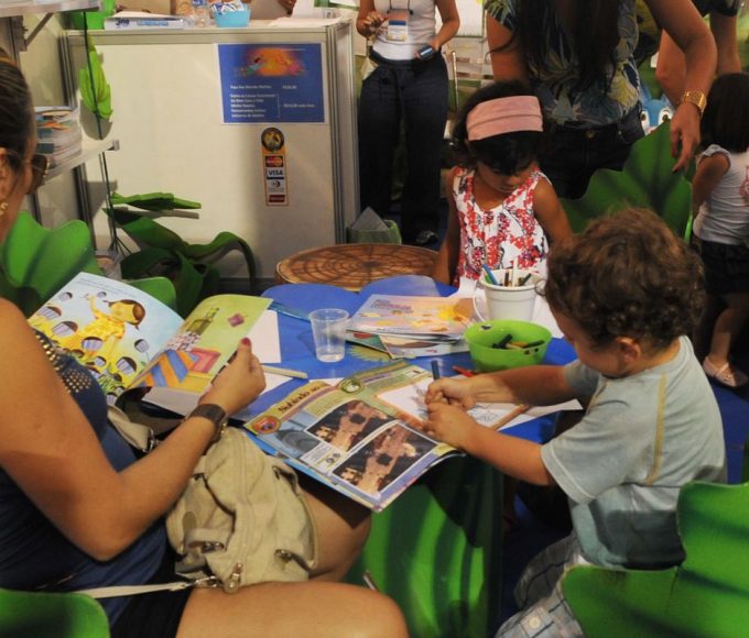 estudo-revela-que-53%-das-familias-raramente-leem-para-crianca