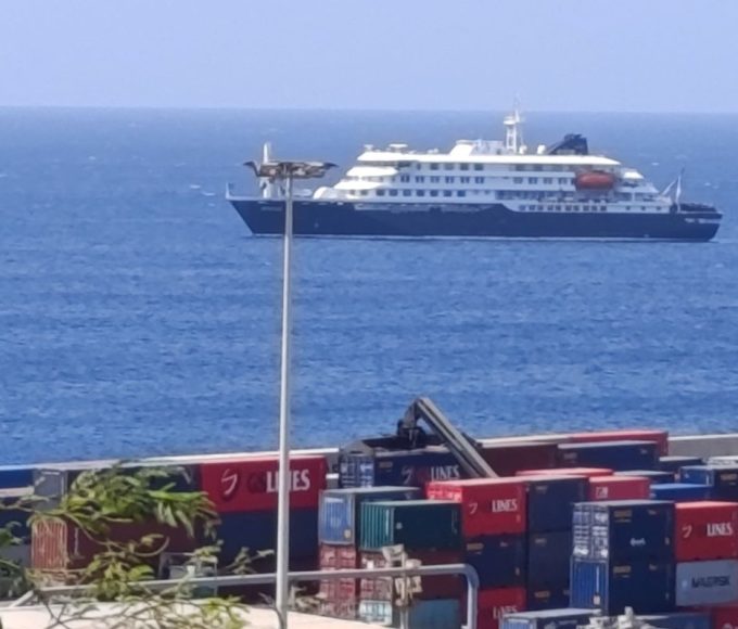 passageiros-comecam-a-deixar-navio-onde-houve-surto-de-hantavirus