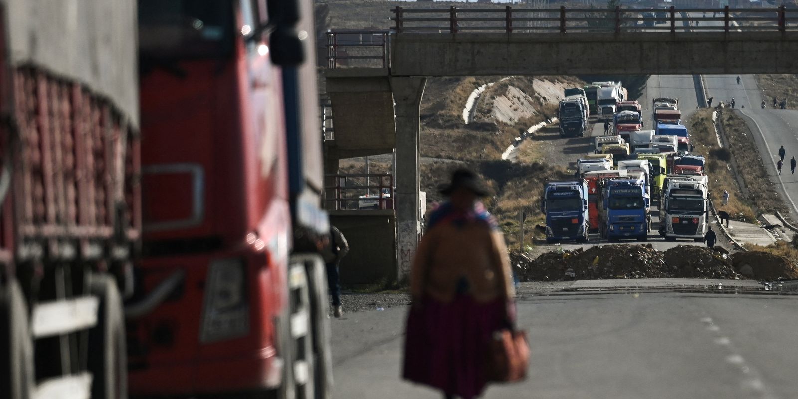 bloqueios-e-pressao-popular-exigem-renuncia-do-presidente-da-bolivia