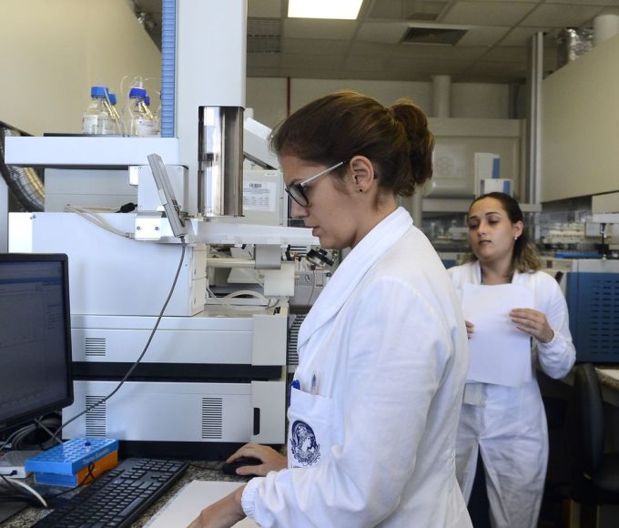 iniciativas-tentam-facilitar-acesso-e-permanencia-de-maes-na-ciencia
