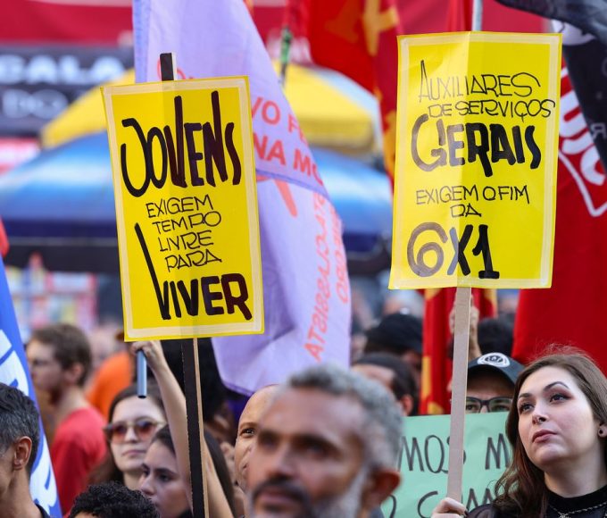 flavio-bolsonaro-sugere-pagamento-por-hora-em-alternativa-a-escala-6×1