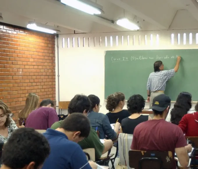 metade-dos-professores-formados-em-ead-tem-desempenho-insuficiente