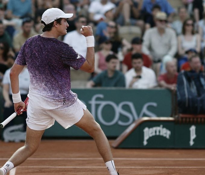 joao-fonseca-estreia-com-vitoria-no-torneio-de-roland-garros