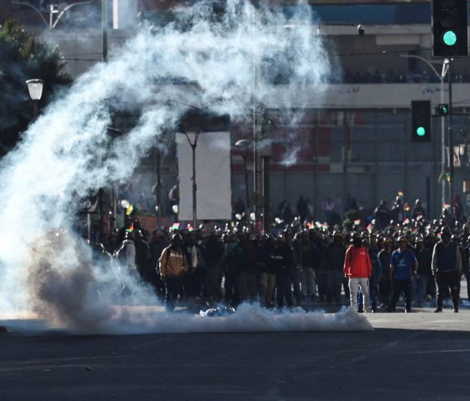 em-meio-a-protestos,-bolivia-revoga-lei-que-limitava-estado-de-excecao