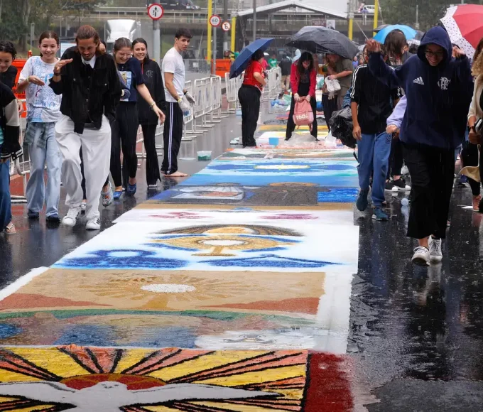 fieis-enfrentam-chuva-para-fazer-tapetes-de-corpus-christi-no-rio