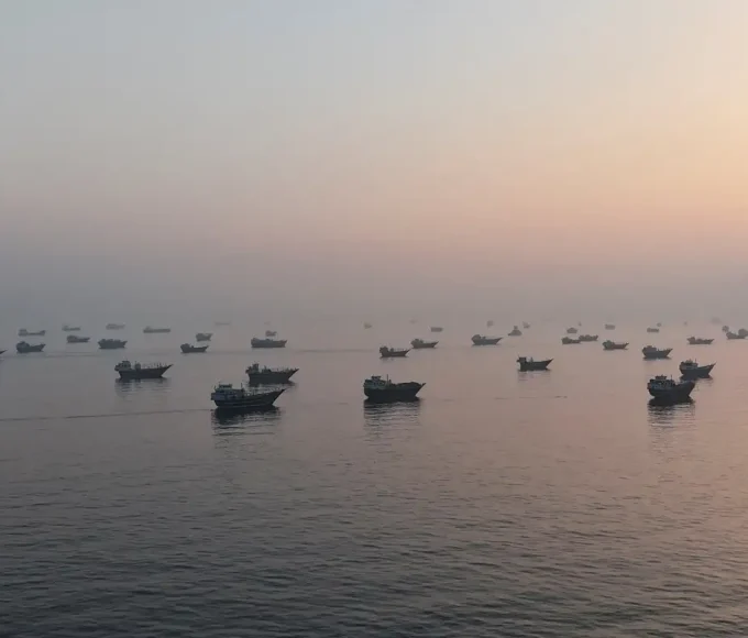 primeiros-navios-tanque-atravessam-estreito-apos-acordo-com-ira