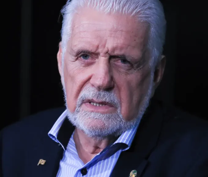 jaques-wagner-anuncia-saida-da-lideranca-do-governo-no-senado