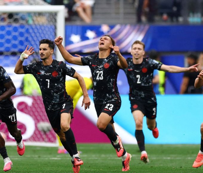 com-gol-no-final,-canada-vence-africa-do-sul-e-vai-as-oitavas-da-copa