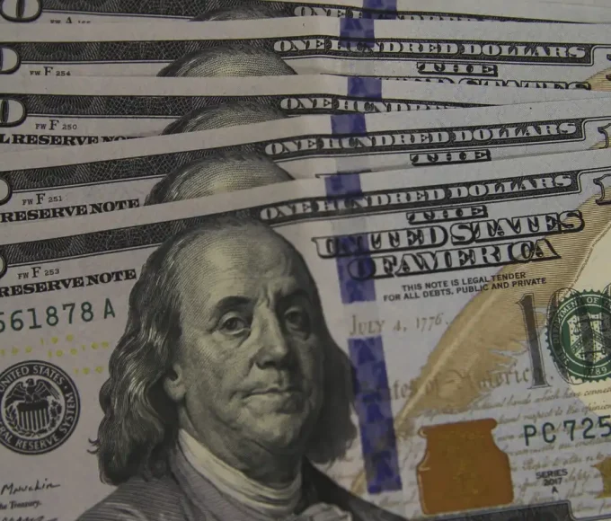 dolar-cai-a-r$-5,13,-e-bolsa-recua-em-dia-de-ajuste-no-mercado