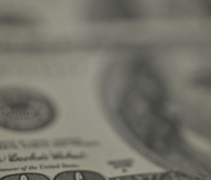 dolar-recua,-bolsa-cai-e-petroleo-dispara-com-tensao-no-oriente-medio