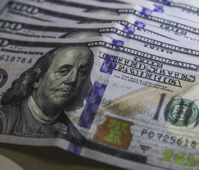 dolar-cai-ao-menor-nivel-em-tres-semanas;-bolsa-sobe-1,22%