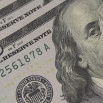 dolar-encosta-em-r$-5,10-com-tarifaco-e-tensao-global