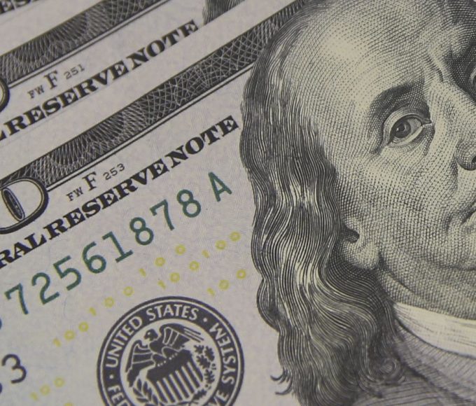 dolar-encosta-em-r$-5,10-com-tarifaco-e-tensao-global